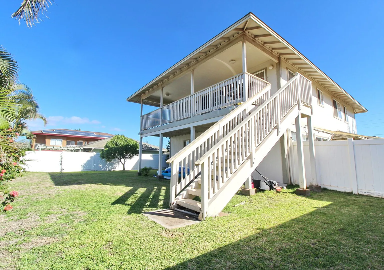 Malimali Street home with garage, fenced yard, central A/C, stainless steel kitchen appliances & ... — Photo 1