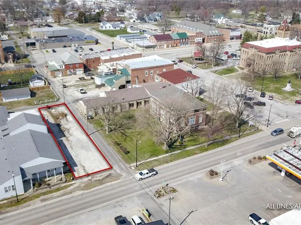 419 5th St, Carrollton, IL 62016