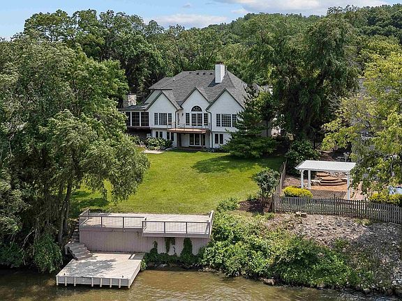 3rd image of 2 S Shore Ln