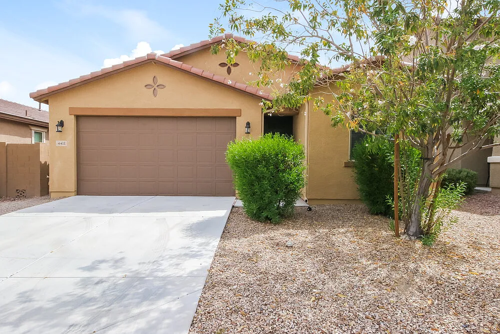 3 bed, 2.0 bath, 1571 sqft, $2,100 — Photo 1