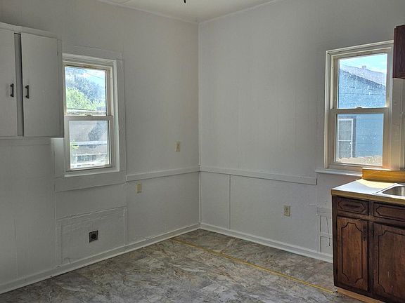 5th image of 139 W Main St
