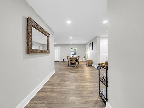 5th image of 415 Avon Ln