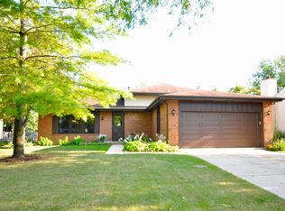 1416 Sunnybrook Dr, Naperville, IL 60540