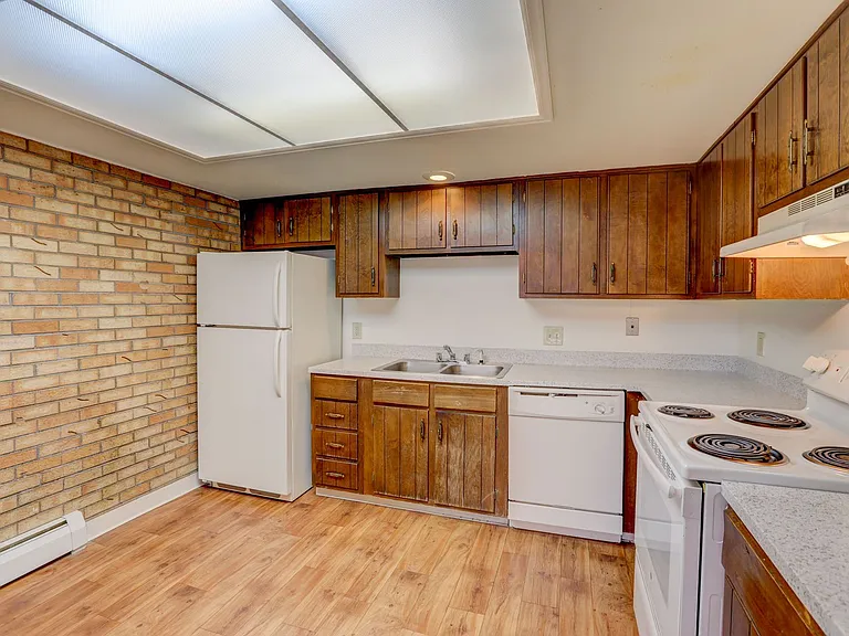 Applewood Crest Townhomes & Apartments — Photo 7