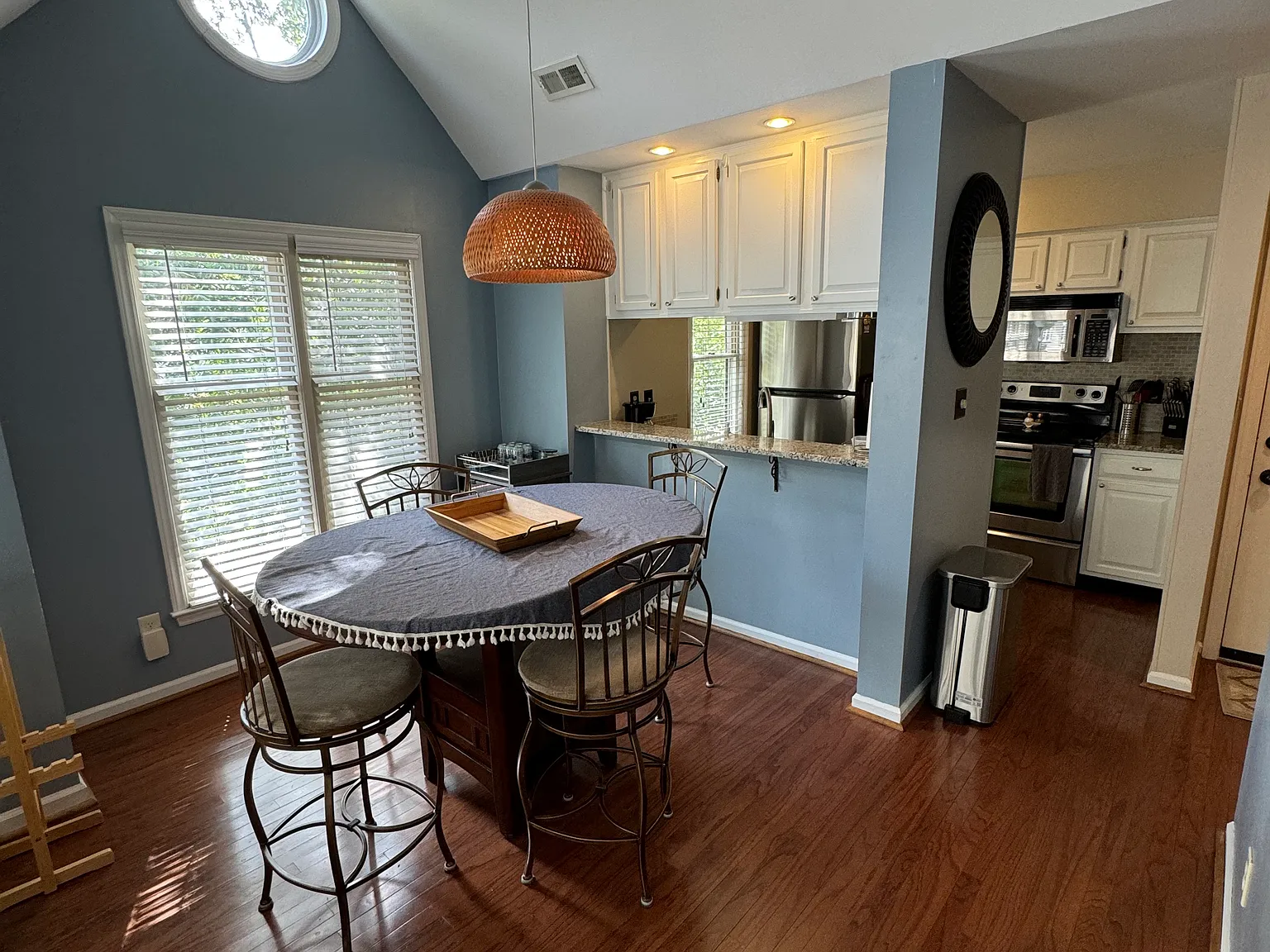 2 bed, 980 sqft, $2,750 — Photo 2