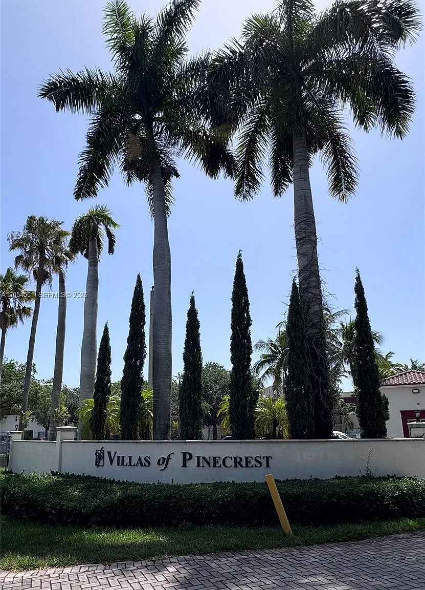 Villas Of Pinecrest Condo — Photo 1