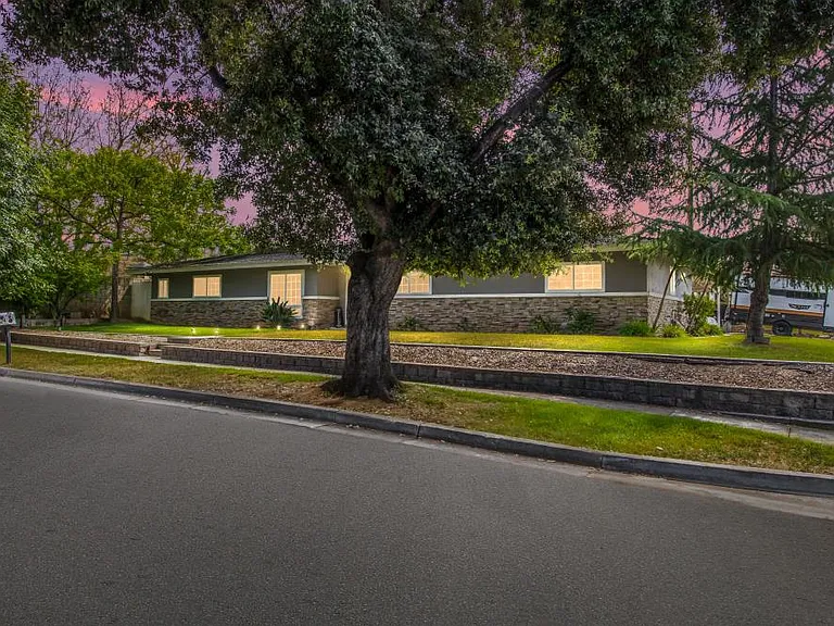 824 Hibiscus Dr — Photo 1