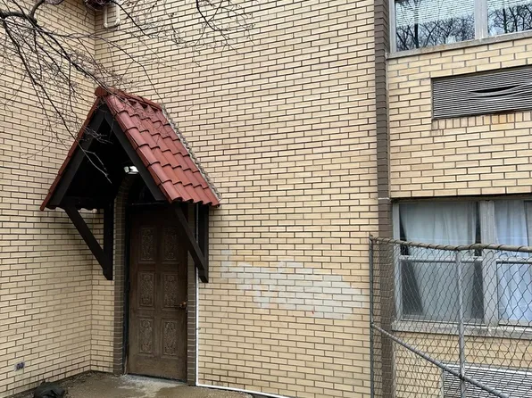 4261 W 76th St APT 202, Chicago, IL 60652