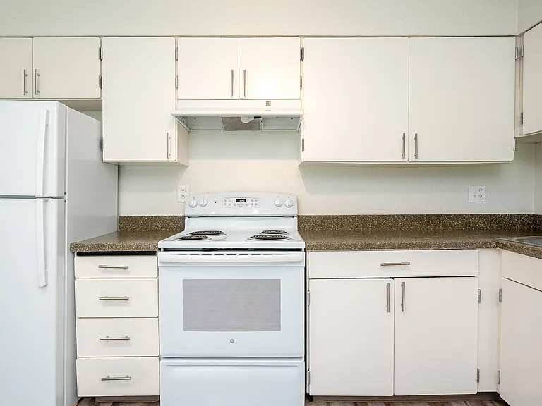Arlo on 10th |Kitchen