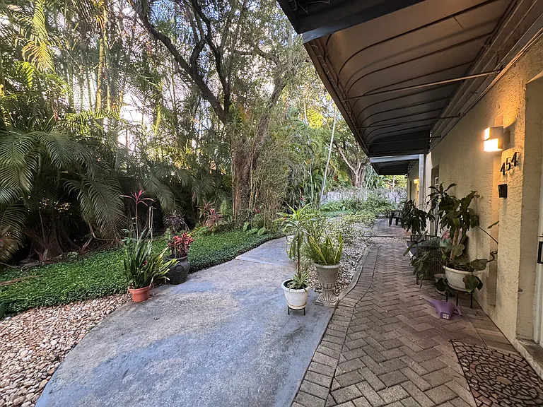 454 SW 5th Ave — Photo 12