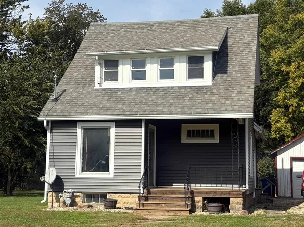 1002 W Division St, Galva, IL 61434