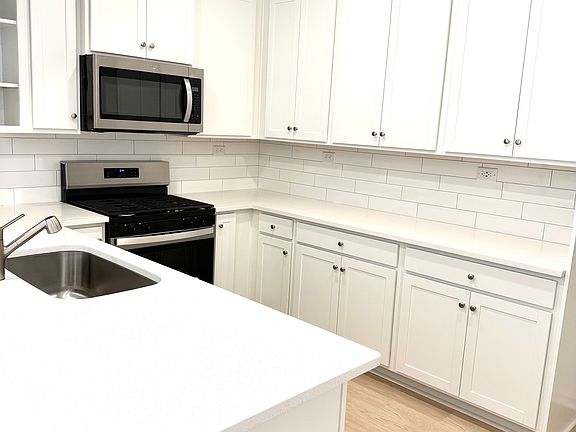4th image of 227 Silver Myrtle Ct