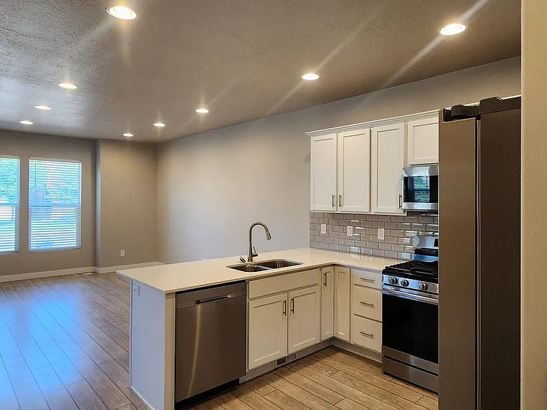 1255 N Main St — Photo 5