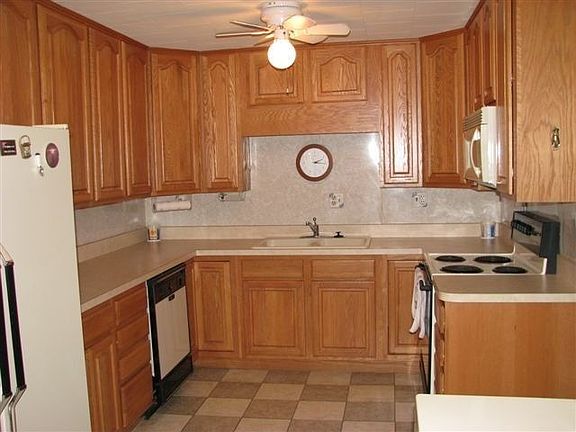 3rd image of 695 SE Saint Johns St