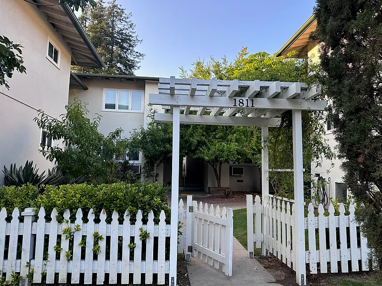 1811 Sherer Ln — Photo 2