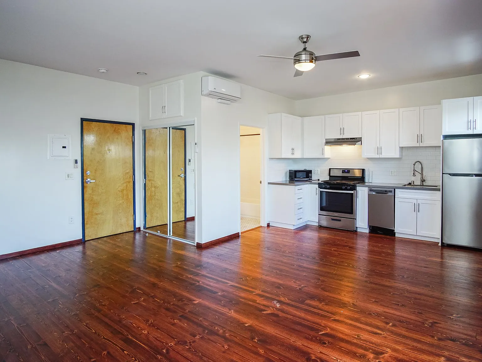 Studio, 420 sqft, $2,200 — Photo 4