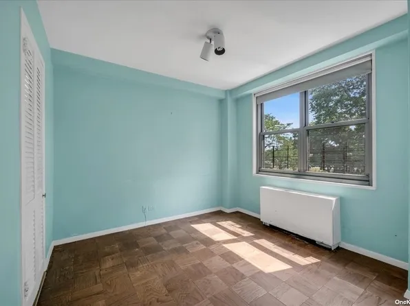 61-20 Grand Central Parkway image 17 of 23