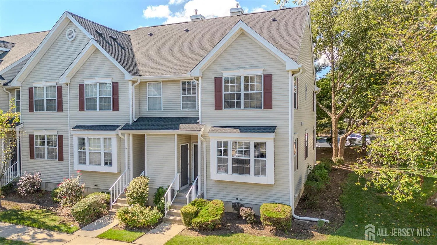 3 bed, 2.5 bath, 1584 sqft, $3,300 — Photo 3