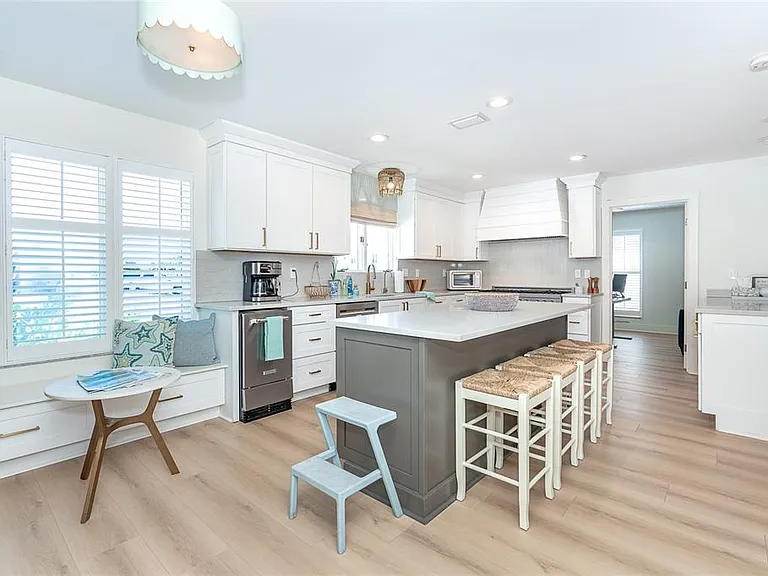 320 Anchor Row — Photo 11