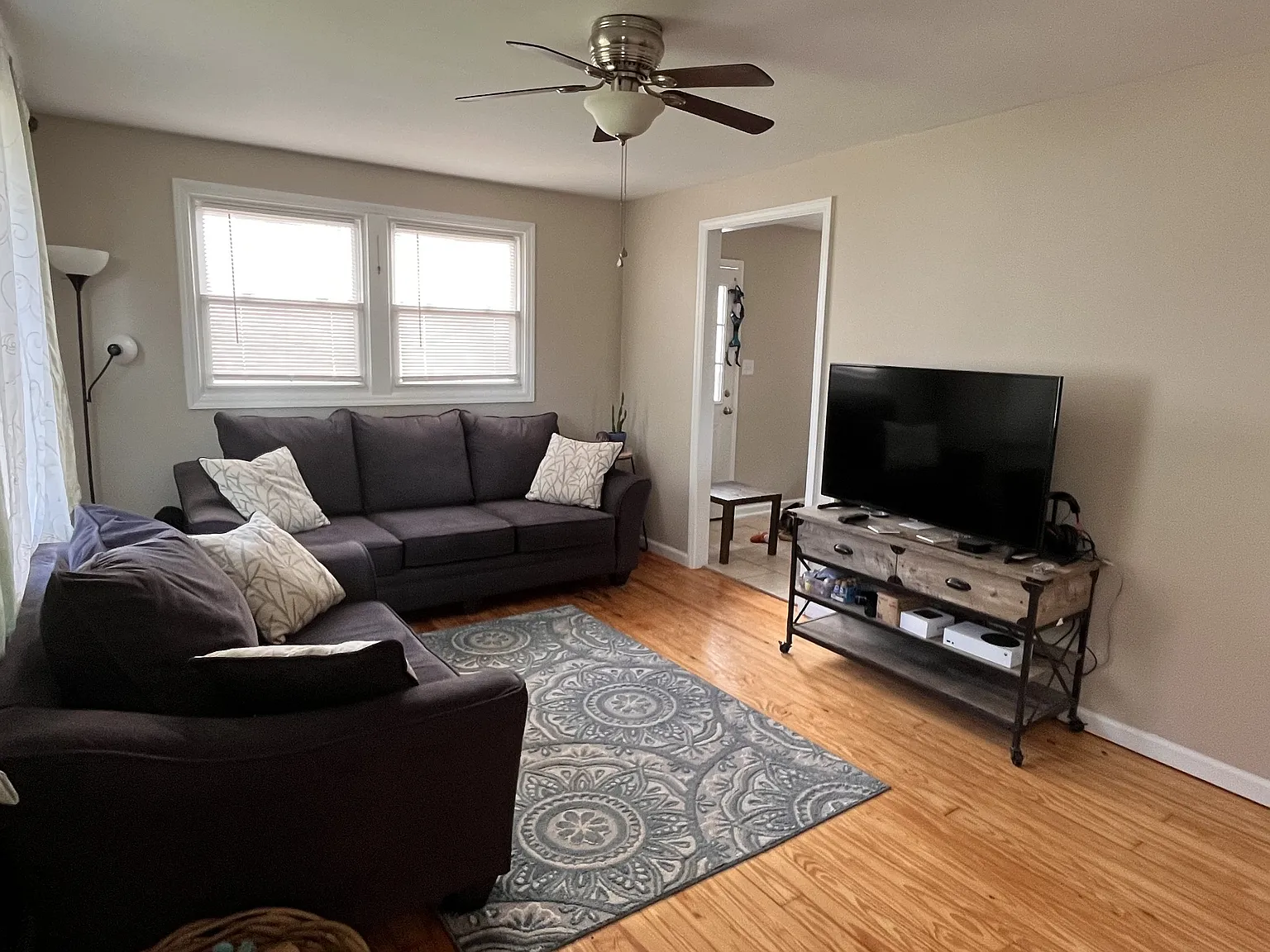 3 bed, 912 sqft, $1,300 — Photo 2