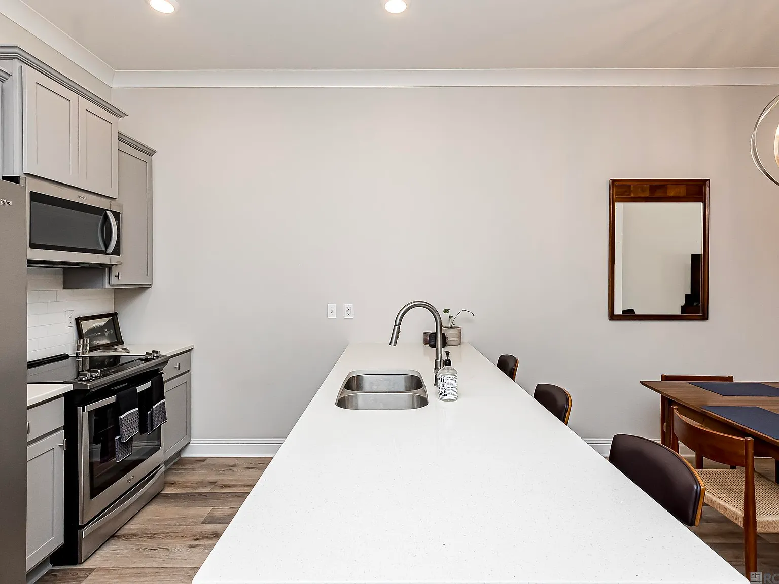 2 bed, 1275 sqft, $1,950 — Photo 2
