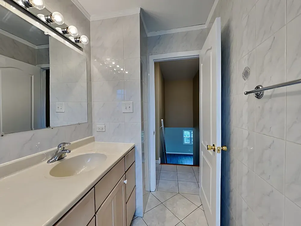 3 bed, 2.5 bath, 2474 sqft, $2,300 — Photo 2