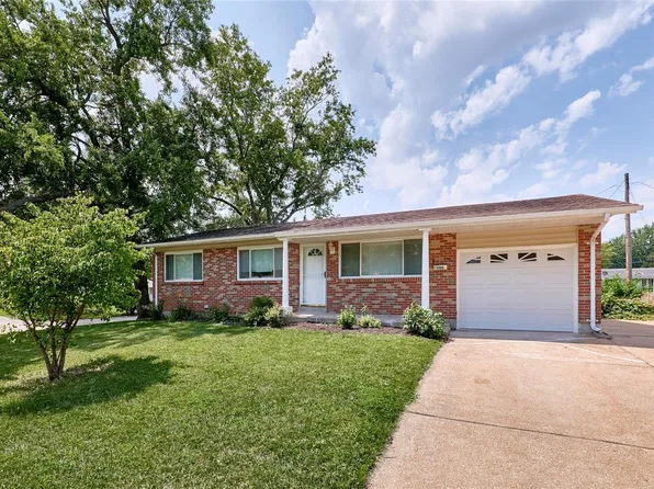 900 Hazelvalley Dr, Hazelwood, MO 63042