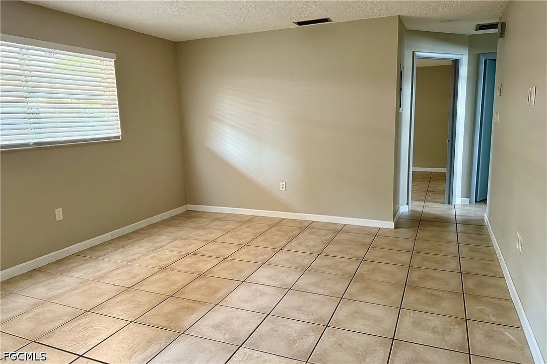 2 bed, 1.0 bath, 920 sqft, $1,100 — Photo 3