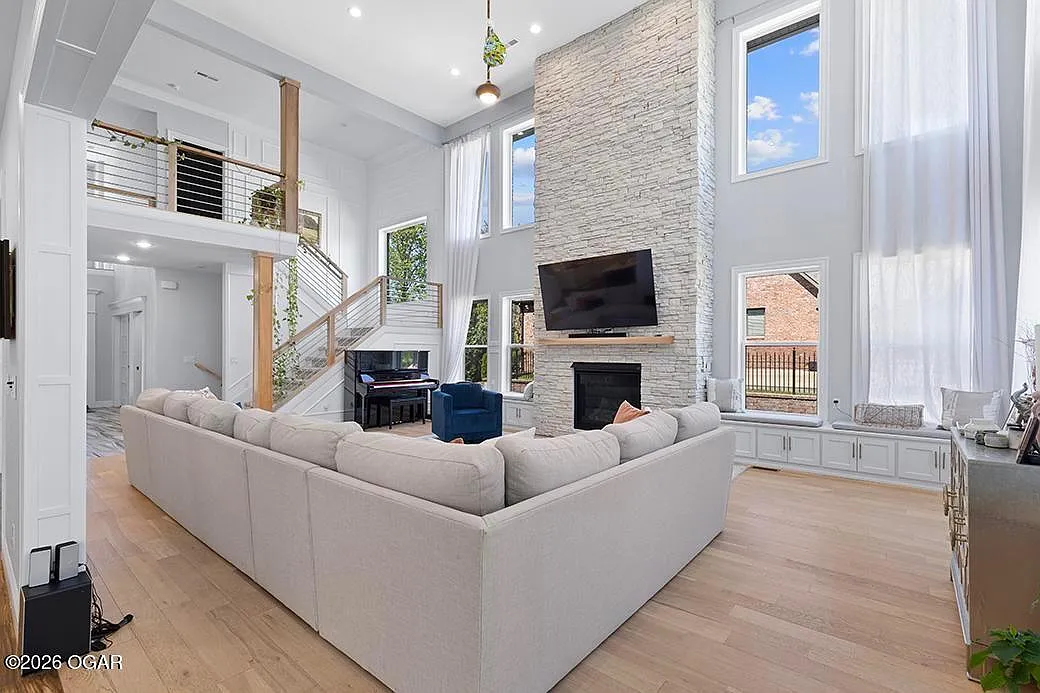 6 bed, 5.5 bath, 7158 sqft, $6,500 — Photo 4