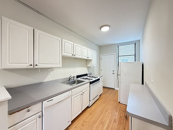 2nd image of 724 W Roscoe St #N4