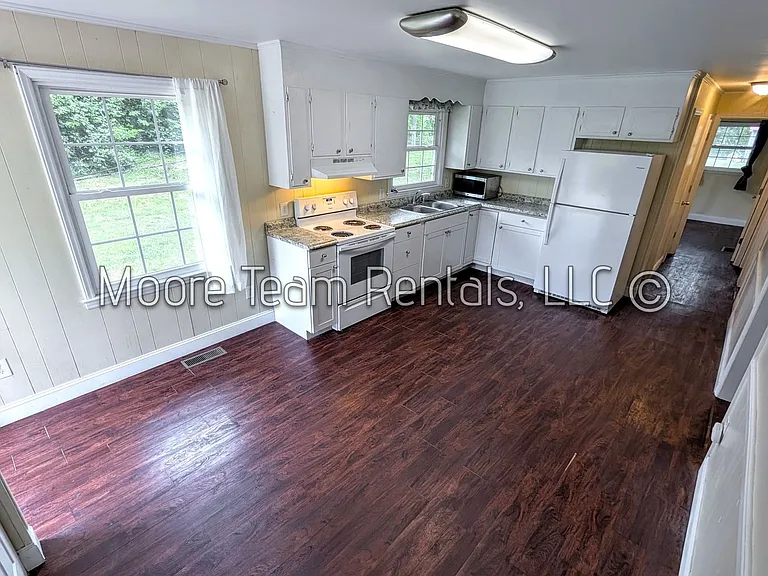 120 Robin St — Photo 2