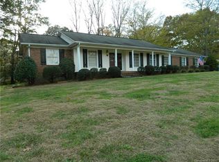915 Rollingwood Dr, Mount Holly, NC 28120