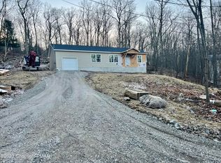 1137 Broken Ski Rd, Henryville, PA 18332
