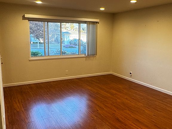 5th image of 41685 Gifford St