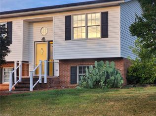 141 Cottonwood Dr, Yadkinville, NC 27055