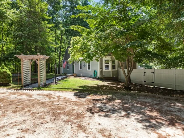 139 Walnut Plain Rd, Rochester, MA 02770