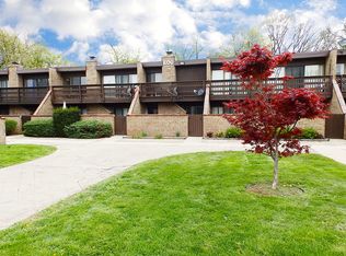 207 Kenneth Cir, Elgin, IL 60120