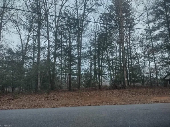 3720 N Lakeshore Dr, Clemmons, NC 27012