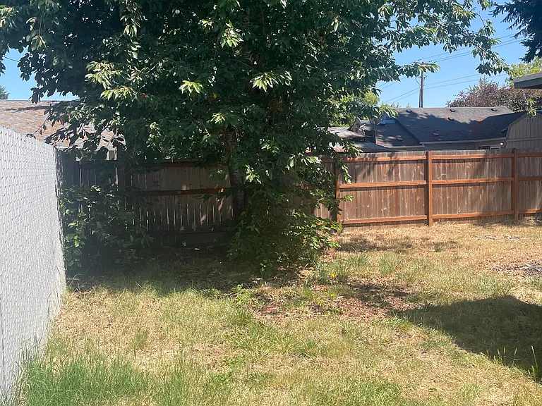 2025 Devos St — Photo 3