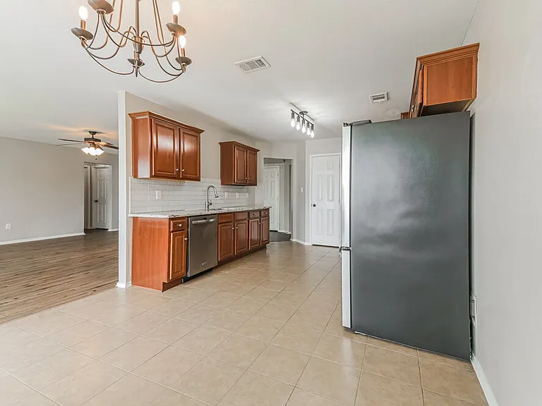 908 Matthew Ln — Photo 8