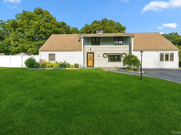 21 Hackberry Lane, Holbrook, NY 11741