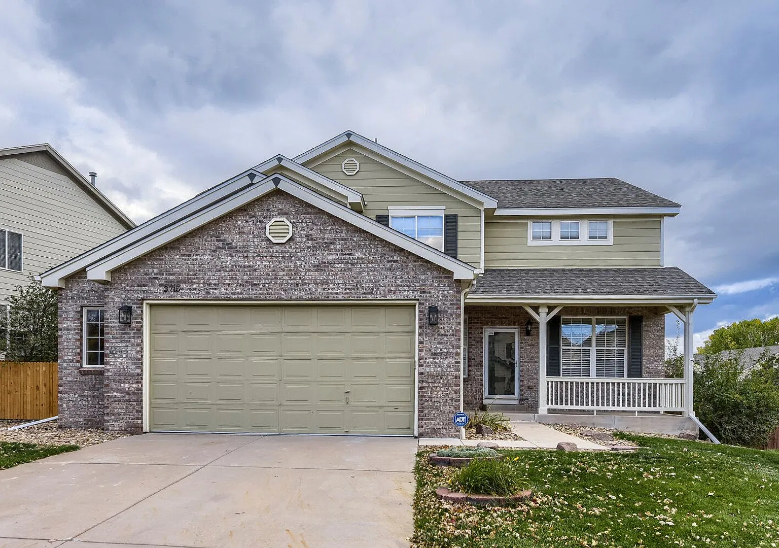 Beautiful 5 Bedroom Home- New Carpet-New Paint! Move in Ready! Gym and Craft Room! — Photo 1