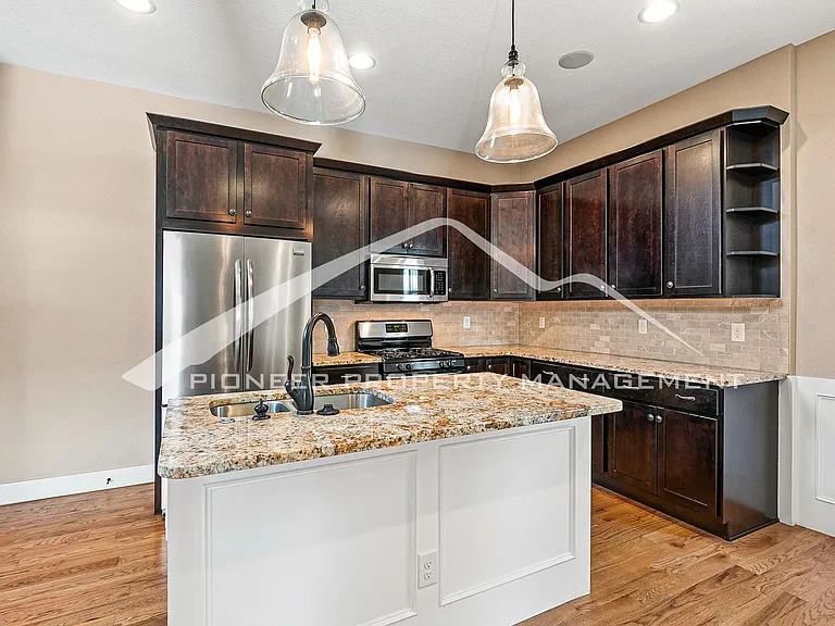 1807 E 36th Ave — Photo 8