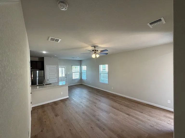 466 Emma Dr — Photo 8