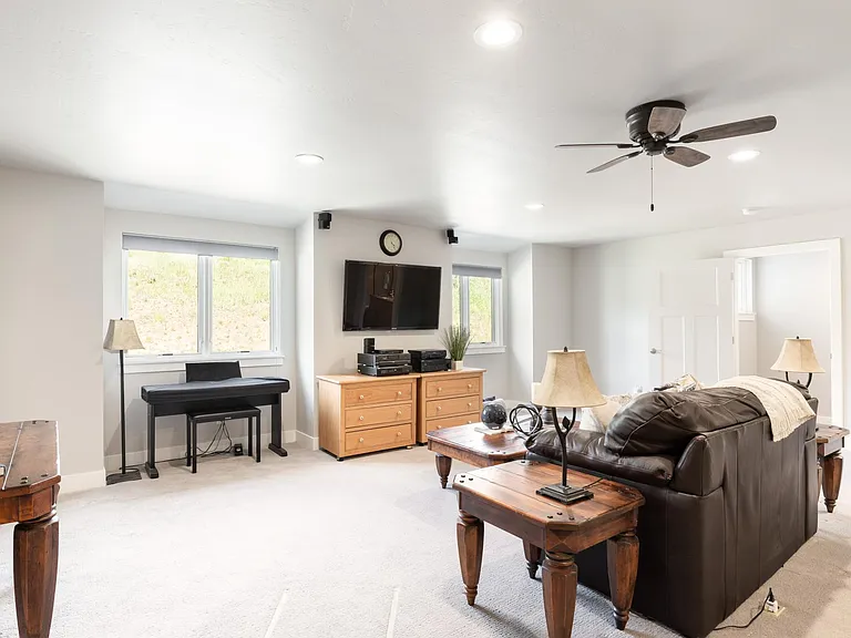 1426 N Montchapel Ln — Photo 27