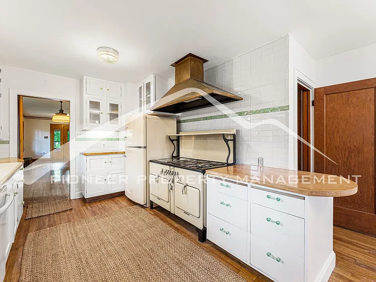 2324 Stuart St — Photo 11