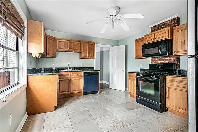 2411 Dauphine St — Photo 6
