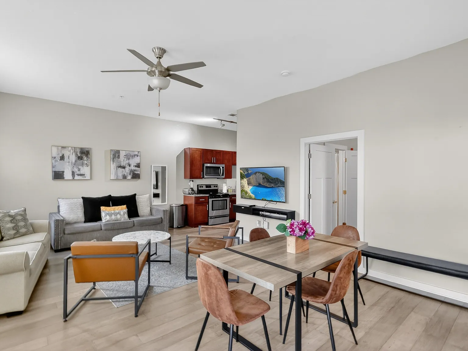 2 bed, 1076 sqft, $2,595 — Photo 3