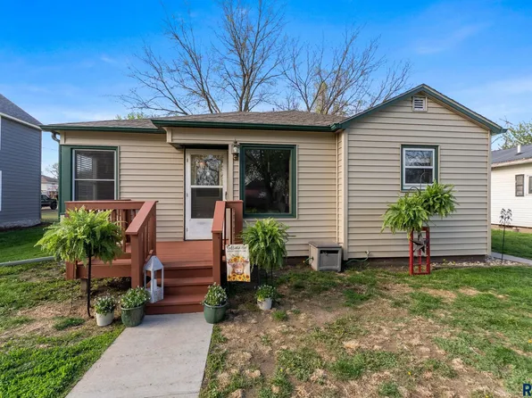 422 E 2nd St, Parker, SD 57053