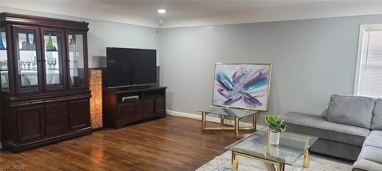 3 bed, 2.0 bath, 1958 sqft, $2,100 — Photo 4